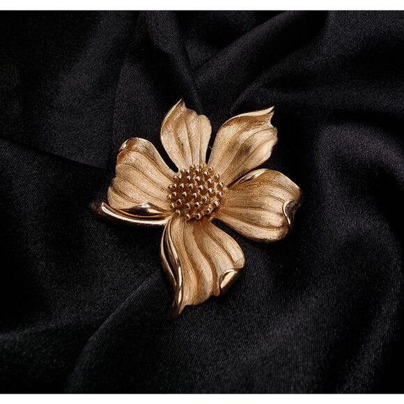 Rare Find Vintage TRIFARI Signed 1960s Gold-Tone Dogwood Flower Brooch - Picture 3 of 6